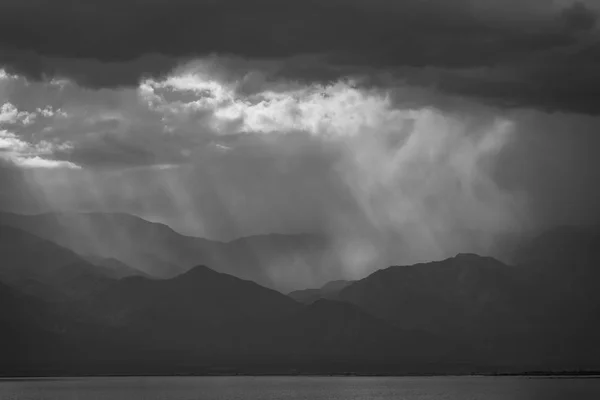 Cielo drammatico sulle montagne lungo il mare di Salton, a North Shore — Foto Stock