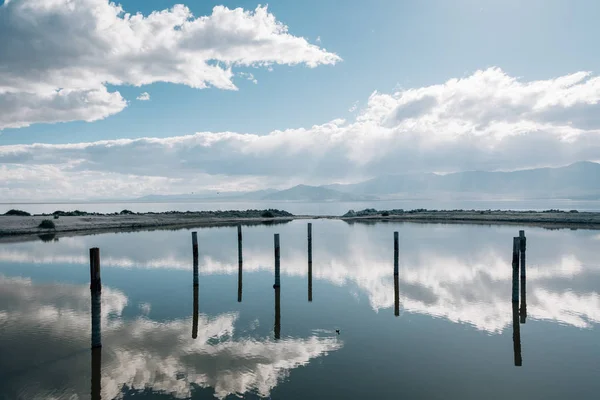 Cielo dramático reflejado en el Mar de Salton, en North Shore, California — Foto de Stock