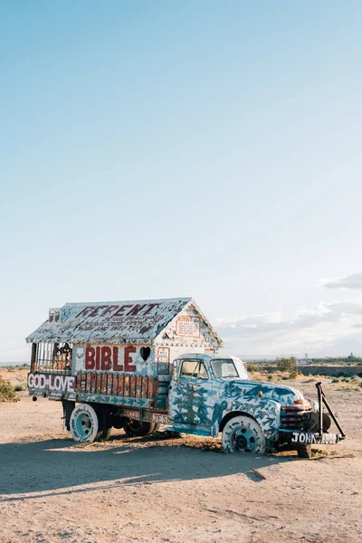 Caminhão na Montanha da Salvação, em Slab City, Califórnia — Fotografia de Stock