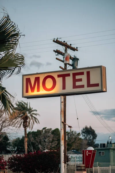 Antiguo cartel del motel en Niland, cerca del mar de Salton, California — Foto de Stock