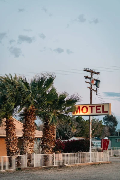 Antigo sinal de motel em Niland, perto do Mar de Salton, Califórnia — Fotografia de Stock