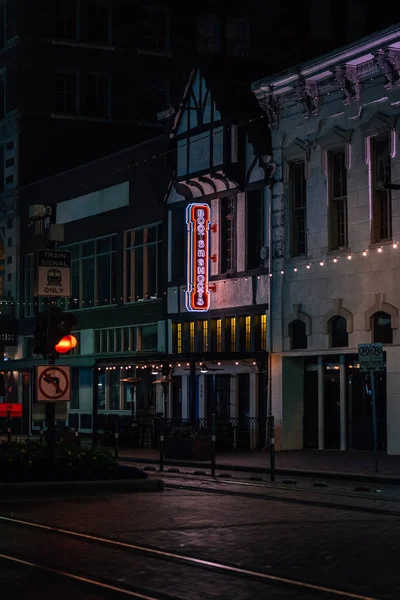 Главная улица ночью, в центре Хьюстона, Техас — стоковое фото
