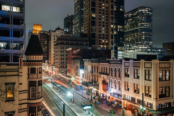 Stadsutsikt över Main Street på natten, i Houston, Texas — Stockfoto