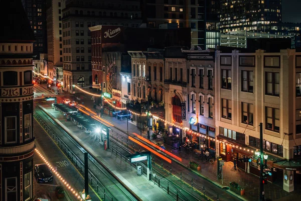 Vista de la ciudad de Main Street por la noche, en Houston, Texas — Foto de Stock