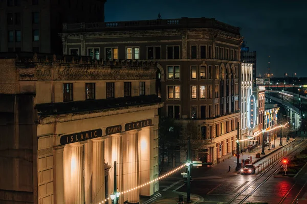 Stadtansichten der Main Street bei Nacht, in Houston, Texas — Stockfoto