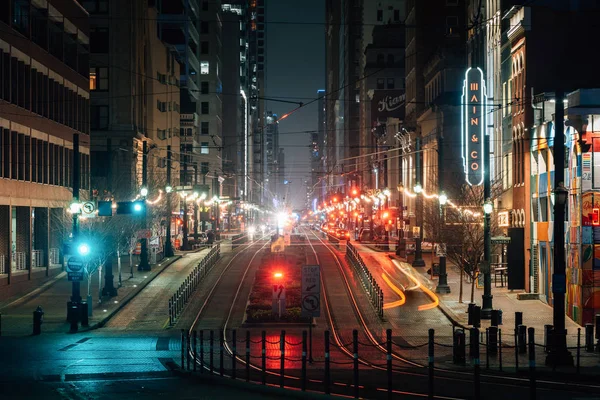 Cityscape view of Main Street at night, in Houston, Texas — Stock Photo, Image