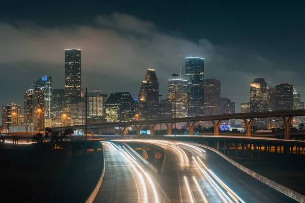 Stadsbilden foto av Houston skyline på natten, i Houston, Tex — Stockfoto