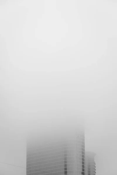 Rascacielos modernos en niebla, en Houston, Texas —  Fotos de Stock