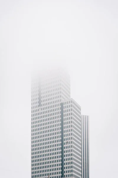 雾中的现代摩天大楼, 在休斯敦, 得克萨斯州 — 图库照片