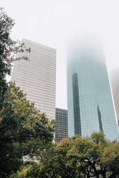 Skyskrapor i dimma, i downtown Houston, Texas — Stockfoto