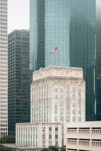 Vista del Ayuntamiento y rascacielos modernos en el centro de Houston, Te — Foto de Stock