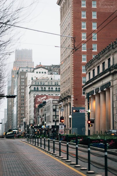 Buildings on Main Street on a foggy day in downtown Houston, Tex — Stock Photo, Image