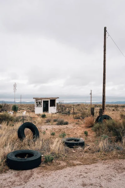 Pneumatiky a opuštěné chatrči v poušti v Novém Mexiku — Stock fotografie
