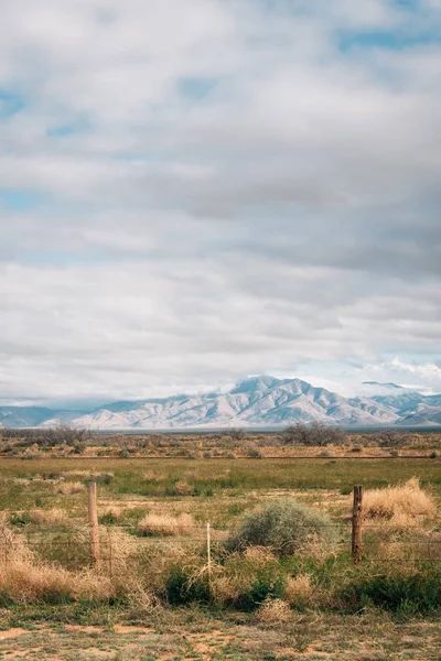 亚利桑那州东部沙漠中的山脉 — 图库照片