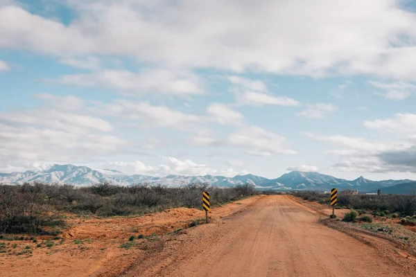 Chemin de terre et montagnes dans le désert de l'est de l'Arizona — Photo