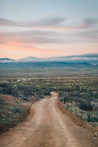 Dirt road and mountains at sunset in the desert of eastern Arizo — Stock Photo, Image