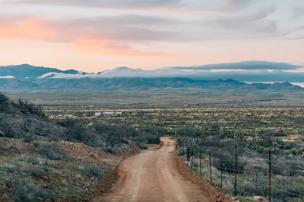 Chemin de terre et montagnes au coucher du soleil dans le désert d'Arizo oriental — Photo