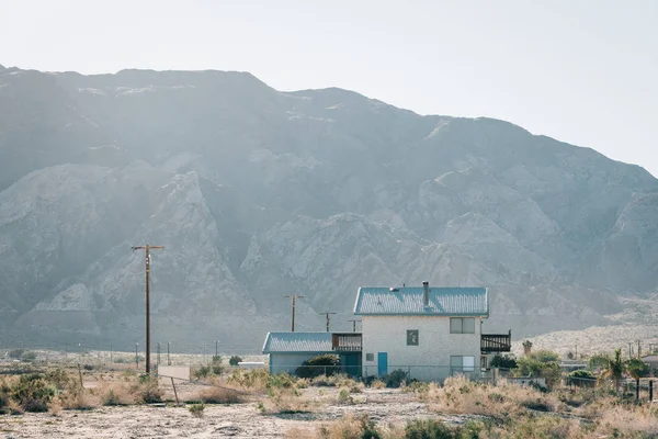 Haus und Berge in Salton Sea Beach, Kalifornien — Stockfoto