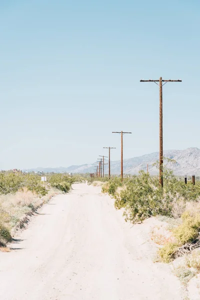 Chemin de terre dans le désert, au Desert Center, Californie — Photo