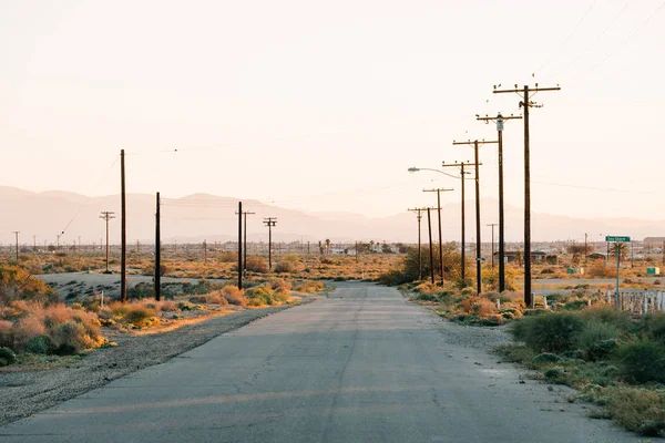 Een straat bij zonsondergang, in de verlaten stad van Salton City, Califo — Stockfoto