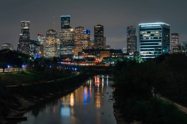 Gece, Houston, Texa Buffalo Bayou ve Houston manzarası