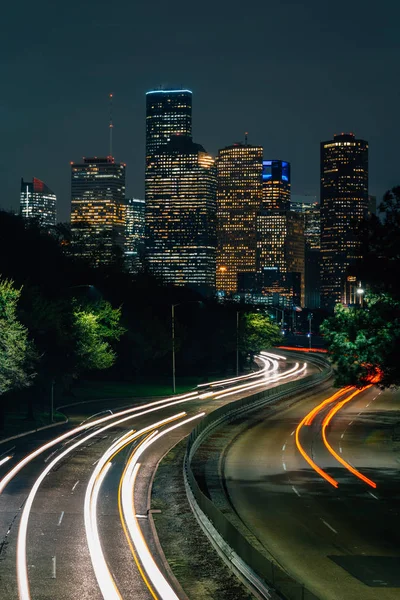 Memorial Drive y el horizonte de Houston por la noche, en Houston, Tex — Foto de Stock