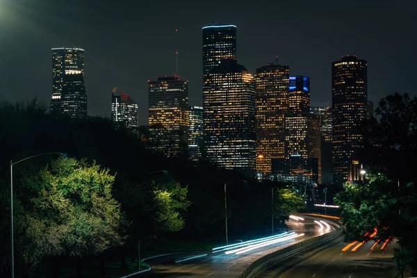 Memorial Drive e o horizonte de Houston à noite, em Houston, Tex — Fotografia de Stock