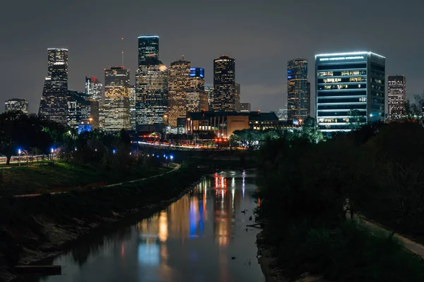 O horizonte de Buffalo Bayou e Houston à noite, em Houston, Texa — Fotografia de Stock