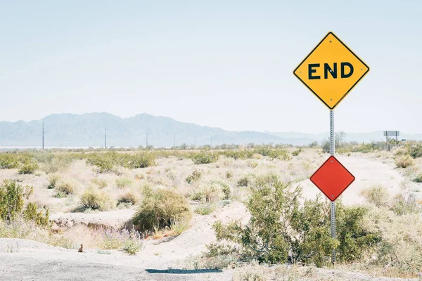 Конец знака и пустынный пейзаж в центре пустыни, Калифорния — стоковое фото