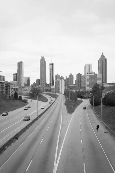 Imagem em preto e branco do Freedom Parkway e do horizonte de Atlanta , — Fotografia de Stock