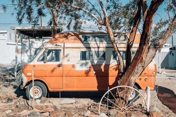 An old Ford Econoline van, in Bombay Beach, on the Salton Sea in — Stock Photo, Image