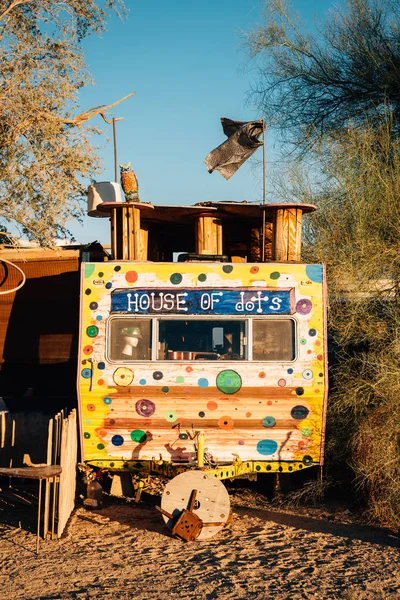 Maison à pois, à Slab City, Californie — Photo