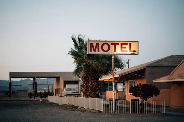 Старий motel знак в Niland, біля Солтона моря, Каліфорнія — стокове фото