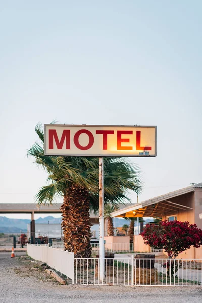 Oude motel teken in Niland, in de buurt van de Salton Sea, Californië — Stockfoto