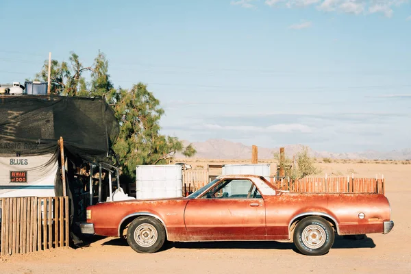 加州板城一辆废弃的旧车 — 图库照片