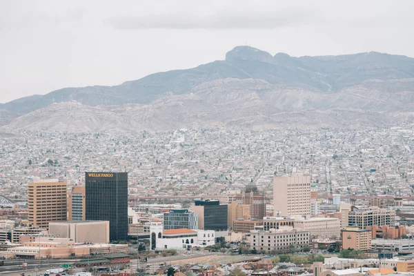 Θέα από το κέντρο της πόλης El Paso ορίζοντα, από την γραφική οδηγείτε πάνω — Φωτογραφία Αρχείου