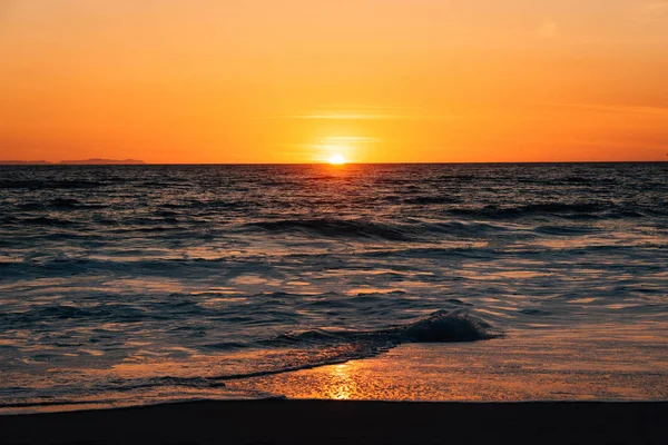 Coucher de soleil et vagues dans l'océan Pacifique à Thousand Steps Beach, à La — Photo