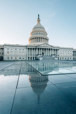 Washington DC 'deki Birleşik Devletler Kongre Binası camlara yansıyor.