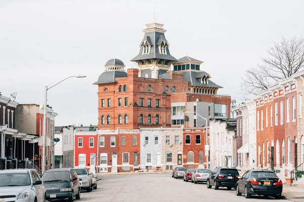 Rij huizen en de Amerikaanse brouwerij gebouw, in Baltimore, Mary — Stockfoto