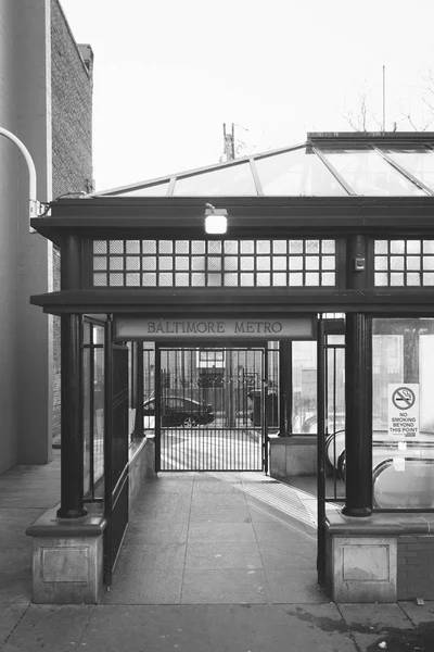 Entrada a la estación de metro Johns Hopkins Hospital en Baltimor — Foto de Stock