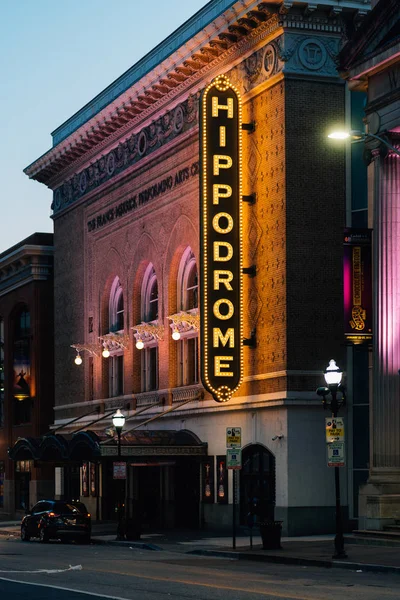 Teatru Hippodrome neon znak w nocy, w Baltimore, Marylan — Zdjęcie stockowe