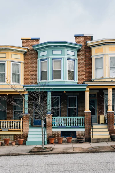 Casas de tijolo coloridas em Charles Village, Baltimore, Marylan — Fotografia de Stock
