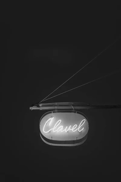 Clavel sign at night in Baltimore, Maryland — Stock Photo, Image