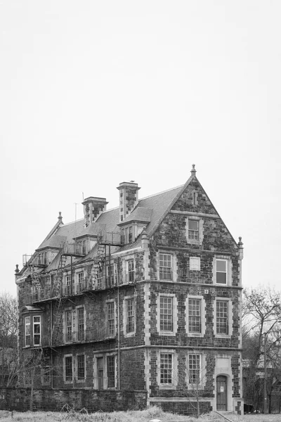 马里兰州巴尔的摩一座废弃的历史建筑 — 图库照片