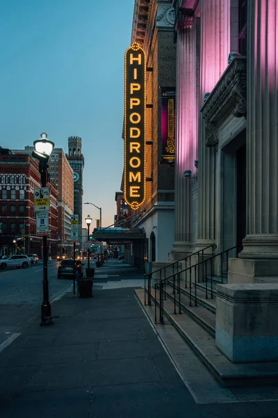 Hippodrome divadlo neonový nápis v noci, v Baltimoru, Marylan — Stock fotografie