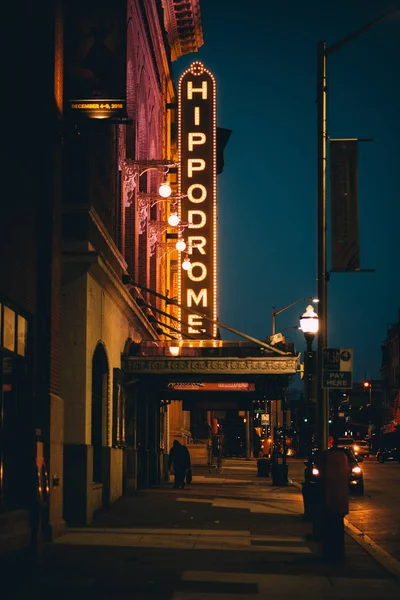 Teatru Hippodrome neon znak w nocy, w Baltimore, Marylan — Zdjęcie stockowe