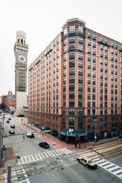 Lombard Street and the Bromo-Seltzer Tower in Baltimore, Marylan — Stock Photo, Image