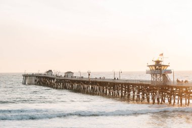 San Clemente, Orange County, California 'da gün batımında iskele
