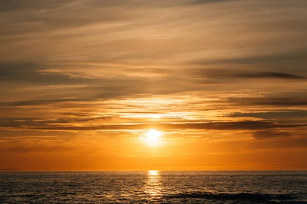Puesta de sol sobre el Océano Pacífico, en Victoria Beach en Laguna Beach — Foto de Stock