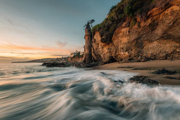 Wellen im Pazifik und der Piratenturm bei Sonnenuntergang, bei — Stockfoto